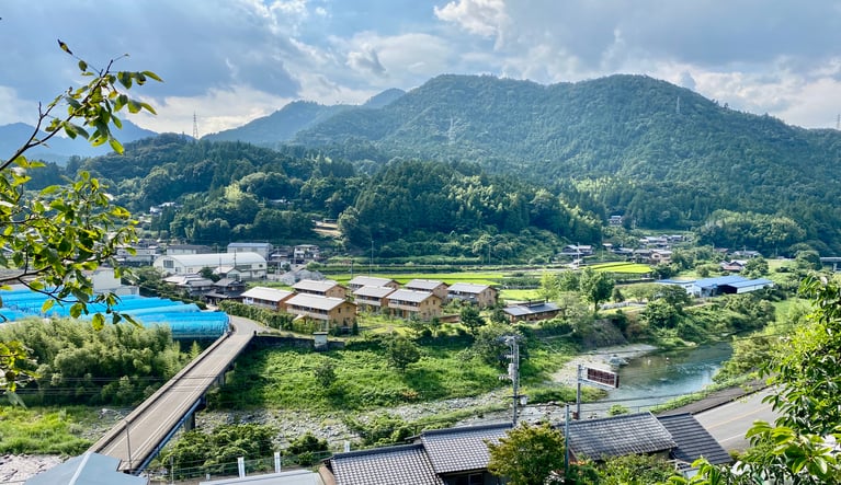 「人が人を呼ぶ」まち、徳島県・神山町。40代以下の出身者、移住者でつくった計画から、未来につながる風景が生まれた